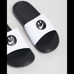 Nike Benassi JDI Smiley Face Slides